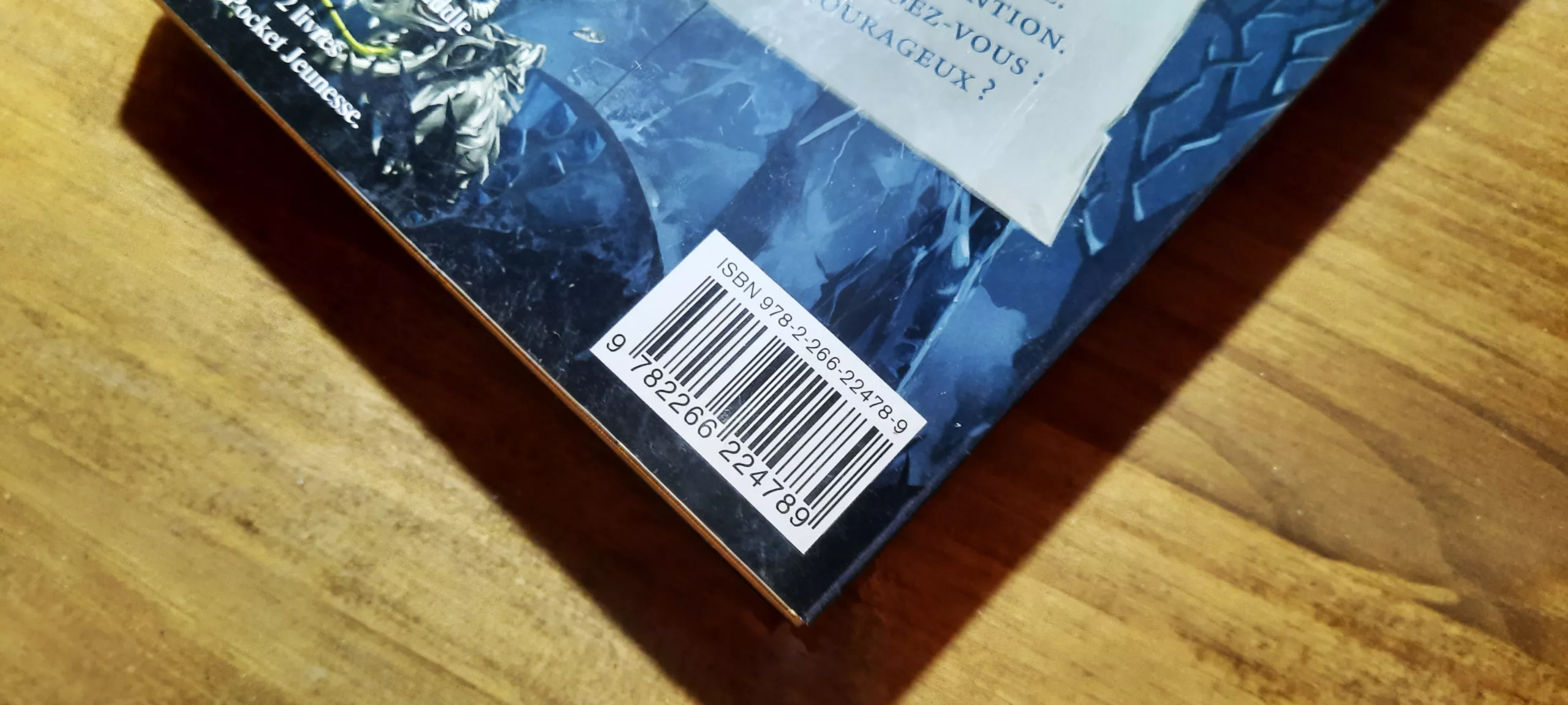 zoom sur un numéro isbn sur une couverture
